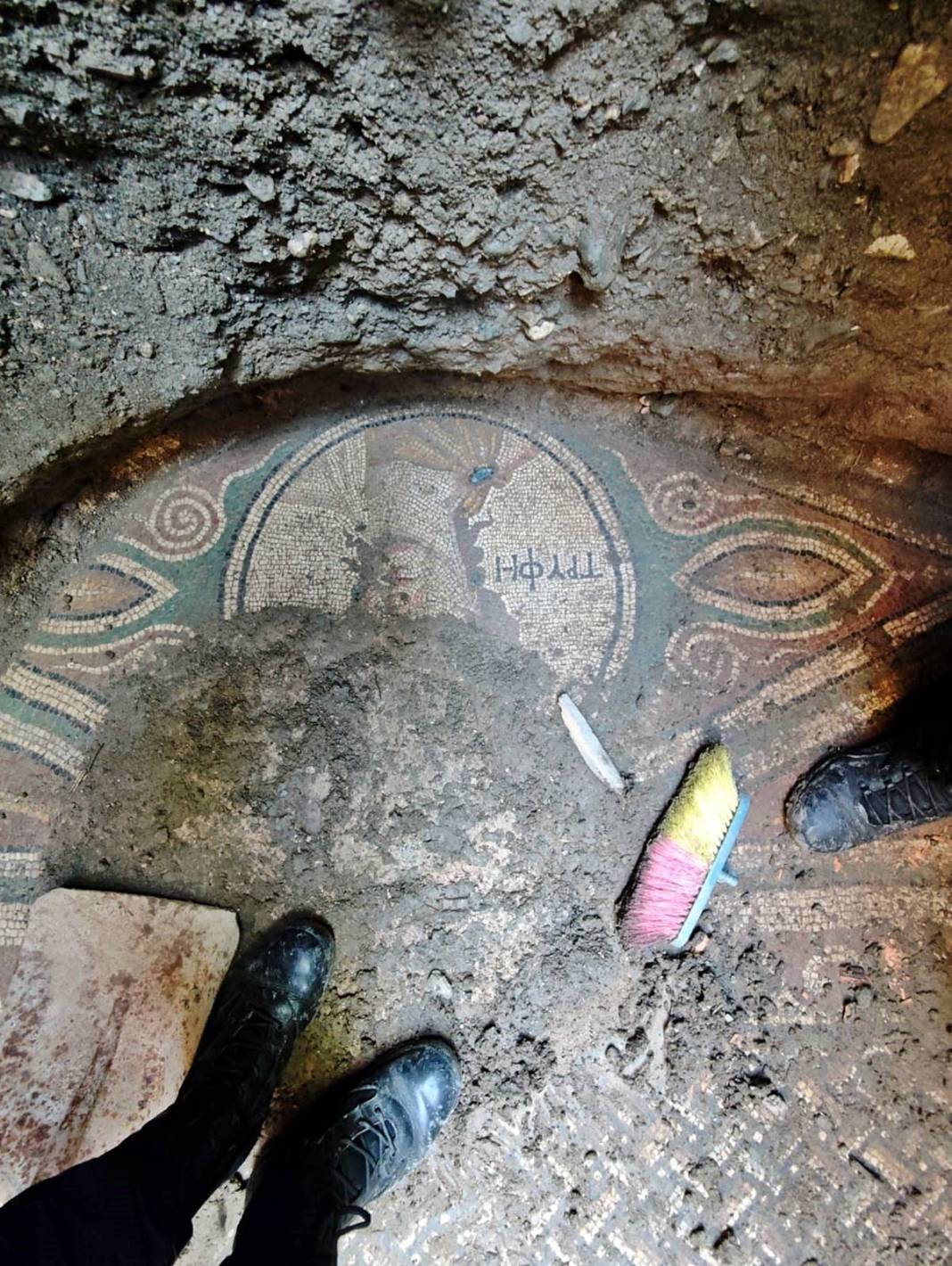 Yaptığı kaçak kazıyı sosyal medyada paylaşınca yakalandı! 2 bin yıllık Roma mozaiği buldu, İtalya'ya satacaktı 17